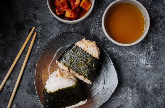 🍙 Você Sabe o Que é Um Oniguiri? O Lanchinho Japonês Que Está Conquistando o Brasil